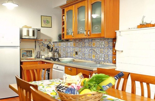 Sant'Agnello Villa | Villa Naiade: An elegant and welcoming three-story villa which faces the sun and the sea, with Free WI-FI.