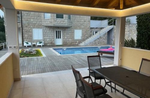 Popovici Villa | Villa Oasis Cypress - Three Bedroom Villa with Terrace and Swimming Pool