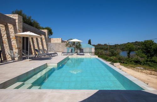 Petaleia Villa | Villa Otter by PosarelliVillas