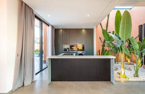 El Aggada Villa | Villa Perle Rouge à Marrakech : Luxe, Confort, et Détente Absolue