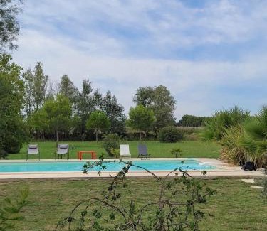 Albaron Villa | Villa provençale à Arles avec piscine privée et vue jardin.