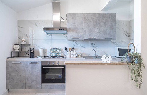 Tiche Apartment | Villa Segesta holiday flat with terrace, WiFi and air conditioning