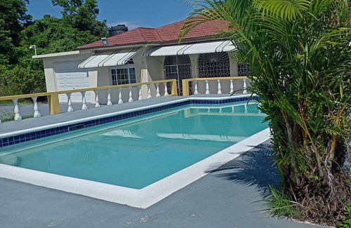 Boscobel Apartment | Villa Serena Studio Flat, close to the beach