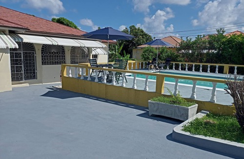 Boscobel Apartment | Villa Serena Studio Flat, close to the beach