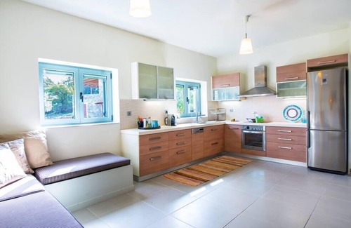 Porovitsa Villa | VILLA SERENIS | mountain & sea @ 1,5hr from Athens