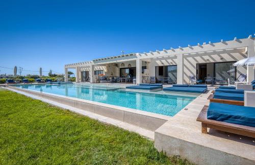 Almiros Beach Villa | Villa Serenissima by PosarelliVillas