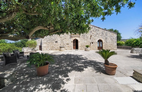 Ragusa Villa | Villa Siliqua stands on a scenic hill surrounded by nature.