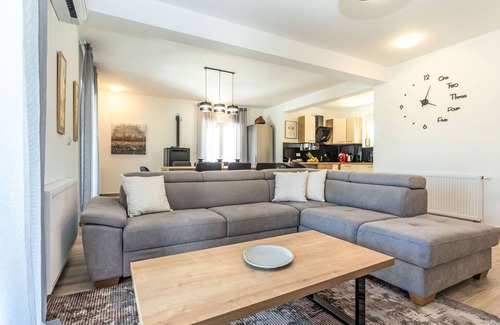 Gornji Zemunik House | Villa Šime by Interhome