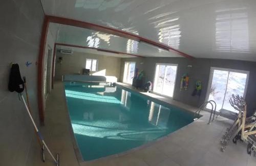 Saint-Sauveur-en-Rue Ski Chalet | Villa spacieuse avec piscine à Saint-Sauveur-en-Rue