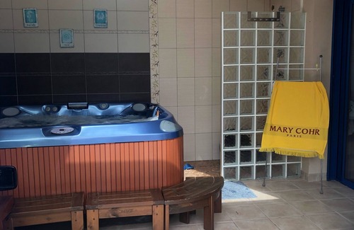 Ploudalmezeau Villa | Villa standing, 150m beach and harbor â 200m, Spa/Jacuzzi