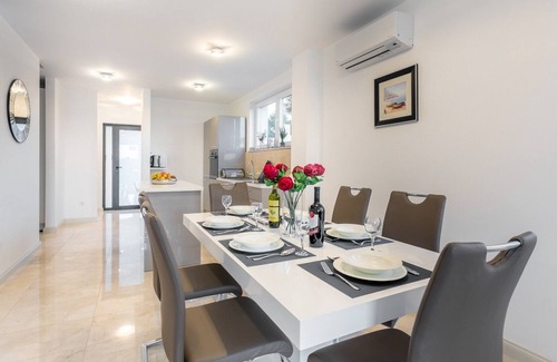 Cove Makarac (Milna) House | Villa Toma 1 - Semi detached House with shared pool