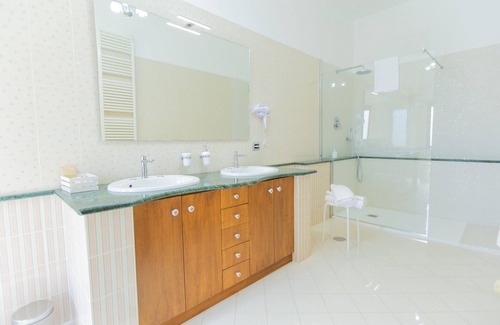 Camposano Bed & Breakfast | Villa Vetrano è Situata in una Zona Tranquilla ed a Circa 30 km da Napoli