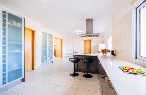 Lagoa e Carvoeiro Villa | Villa w/pool, jacuzzi, BBQ & stunning sea view
