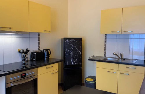 Friedrichroda Condo | Villa Warzenburg, apartment 3 with a view of the spa promenade. Vacation with a dog.