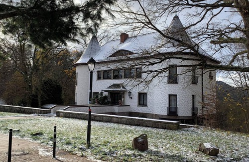 Friedrichroda Condo | Villa Warzenburg, apartment 3 with a view of the spa promenade. Vacation with a dog.