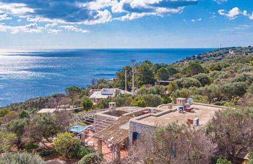Gagliano del Capo Ski Chalet | Villa with heated jacuzzi and 180° sea view