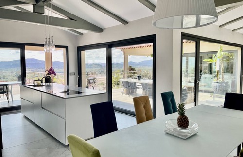 Les Restanques Villa | Villa with pool, By the sea and beaches 5 min. Views of the Bay of Saint Tropez