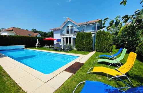 Dottikon House | Villa with Pool: Leon’s Holiday Homes