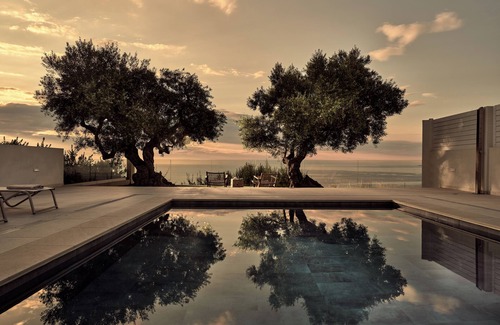 Akrotiri Villa | Villa with pool on the edge of the hill