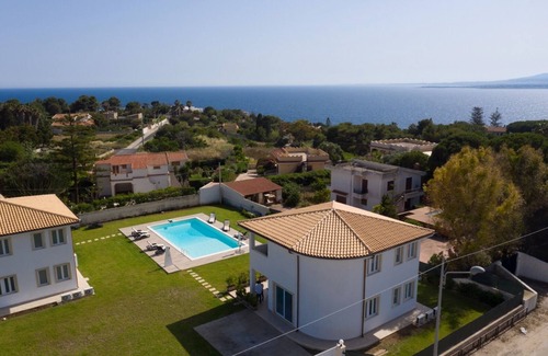 Plemmirio Villa | Villa with swimming pool a few meters from the sea (protected marine reserve of Plemmirio)