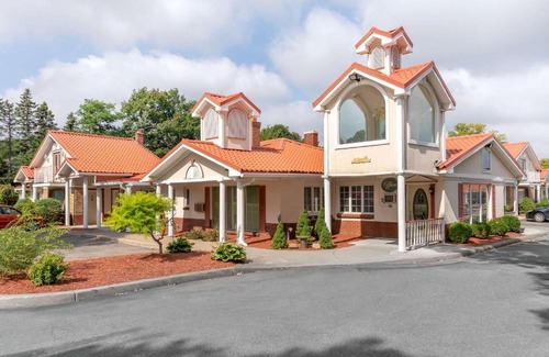 Clarence Hotel | Village Haven Inn & Extended Stay