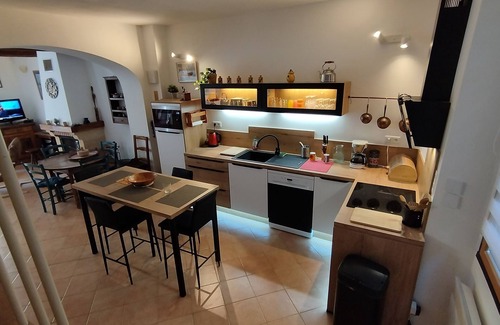 Saint-Jean-de-Bueges House | Village house with balcony and internet box