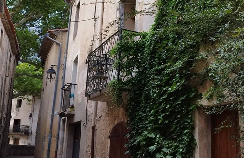 Saint-Jean-de-Bueges House | Village house with balcony and internet box