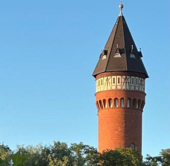 Burg Apartment | VillaKrocker - ElbeRadweg trifft WandKunstwerk