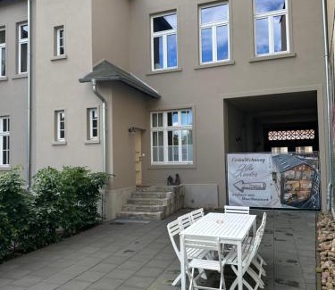 Burg Apartment | VillaKrocker - ElbeRadweg trifft WandKunstwerk