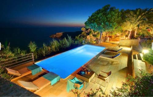 Lassi Villa | VILLAPARADISO Beach front Villa Makris Gialos