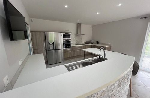 Roussennac Villa | Villaveyron, 5* luxury gîte, heated pool, SPA, table soccer, table tennis.