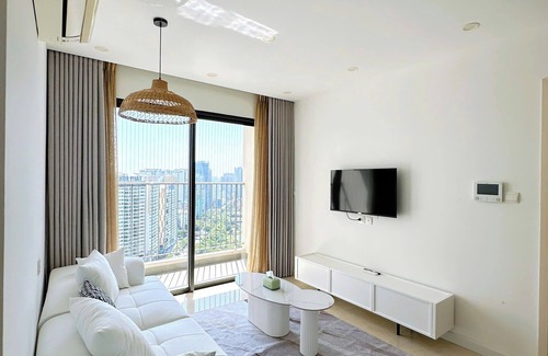Trung Hoa Nhan Chinh Apartment | Vinhomes D’Capitale | Spacious 2BR for Short or Long Stay