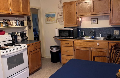 South Hills Cottage | Vintage 2-bedroom cottage in Friendly neighborhood of Eugene with WiFi & AC