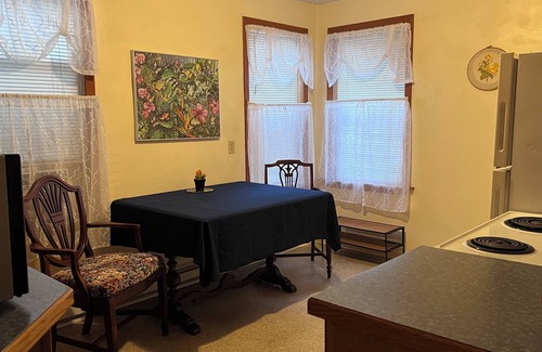 South Hills Cottage | Vintage 2-bedroom cottage in Friendly neighborhood of Eugene with WiFi & AC