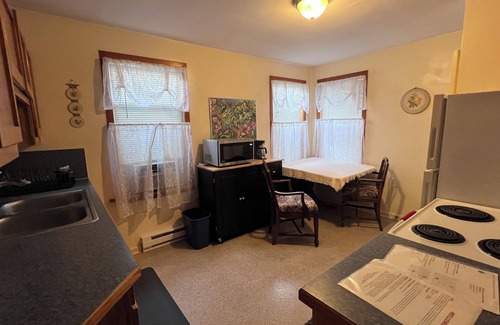 South Hills Cottage | Vintage 2-bedroom cottage in Friendly neighborhood of Eugene with WiFi & AC