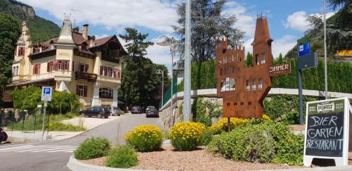 Cornedo All'isarco Hotel | Vintage Castle "Schlosshof " Biker Hotel & B&B