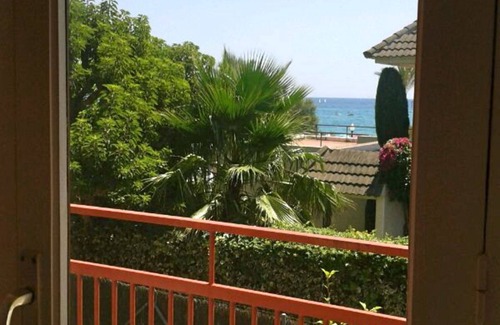 Comarruga House | Vintage house in front of the sea for 15 guests