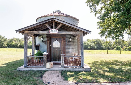 La Grange Cottage | Vintage Silo + Sleeps 3 + 8 Minutes to Round Top!