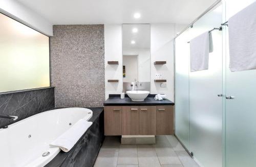 Palm Cove Apartment | Violet Studio - Seaside Nook with Resort Pools and Spa