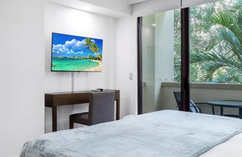 Palm Cove Apartment | Violet Studio - Seaside Nook with Resort Pools and Spa