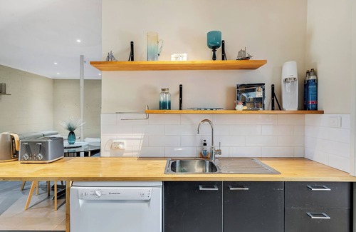Gwandalan House | Vivid Sanctuary by Lake Beach, heated Pool EV Charger Fireplace 1hr from sydney