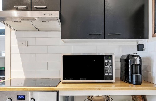 Gwandalan House | Vivid Sanctuary by Lake Beach, heated Pool EV Charger Fireplace 1hr from sydney