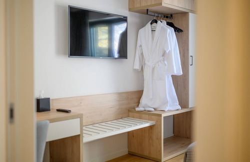 Lefktron Hotel | VRAHOS Executive Suite, Mani Suites