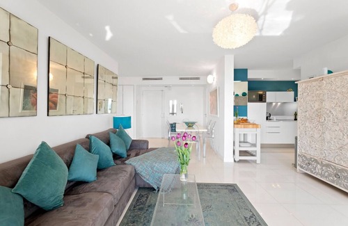 Villefranche-sur-Mer Condo | Vue du Cap: magnificent 2-bedroom apartment with sea and pool views