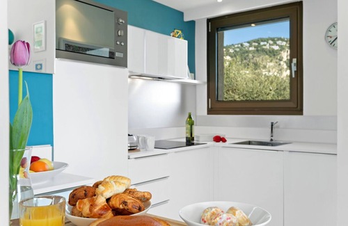 Villefranche-sur-Mer Condo | Vue du Cap: magnificent 2-bedroom apartment with sea and pool views
