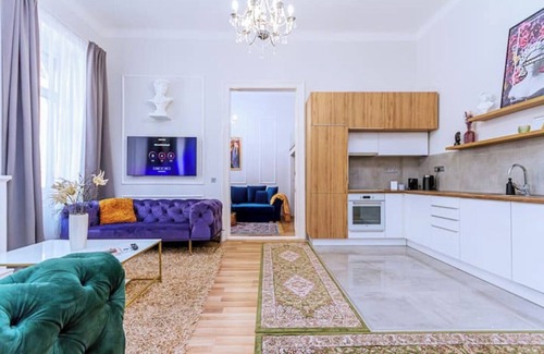 Terezvaros Apartment | W17Elegant in the Inner City, Cleaned by the Owner