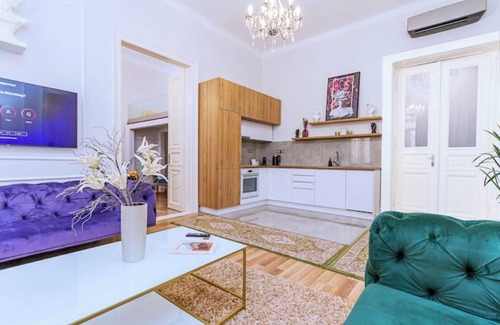 Terezvaros Apartment | W17Elegant in the Inner City, Cleaned by the Owner