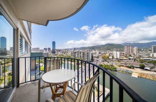 McCully - Moiliili Apartment | Waikiki Ocean Fantasy, Free Parking, Beach Supplies