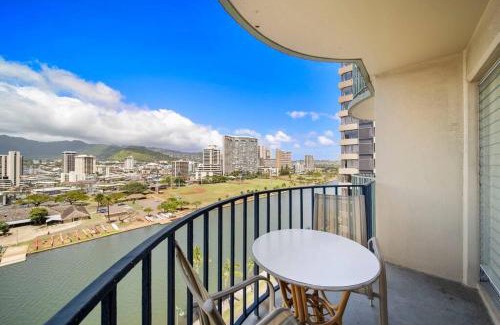 McCully - Moiliili Apartment | Waikiki Ocean Fantasy, Free Parking, Beach Supplies