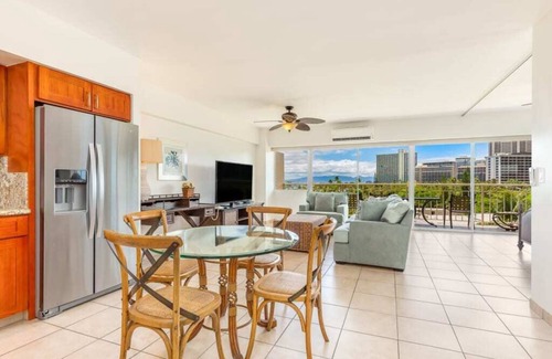 Waikiki Condo | Waikiki Shore 706: Cozy 1BR with Breathtaking Ocean Views